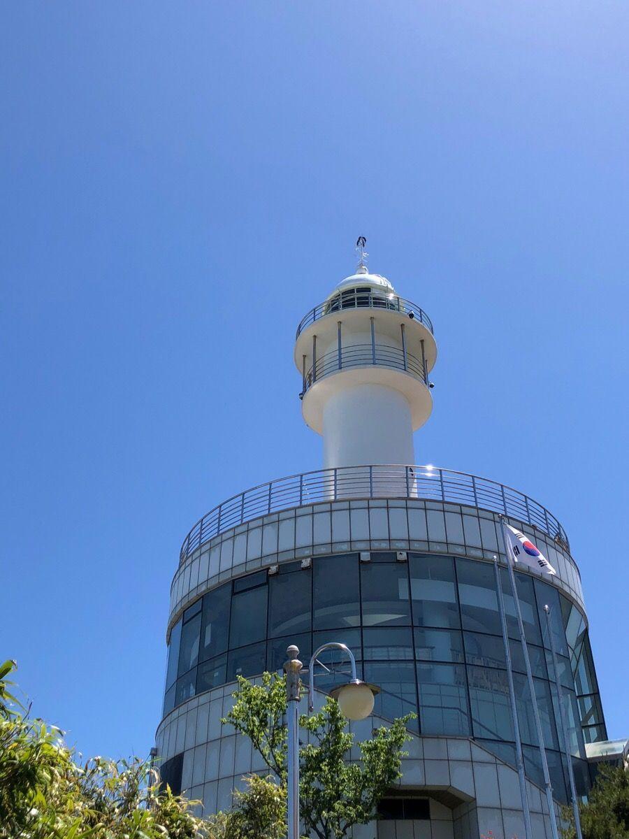 韓國束草燈塔觀景臺，欣賞廣闊的海洋和城市全景。